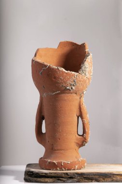 Antika seramik vazo parçası, tarihi kil çömlek.