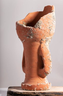 Antika seramik vazo parçası, tarihi kil çömlek.