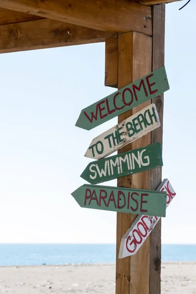 Sahilde tahta oklar var.