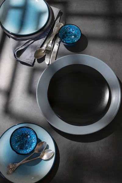 Asztali Eszközök Különböző Lemezek Szürke Kék Színekben Sötét Asztalon Geometriai — Stock Fotó
