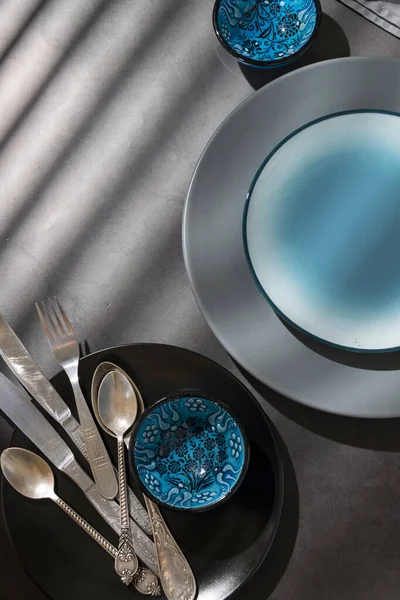 Asztali Eszközök Különböző Lemezek Szürke Kék Színekben Sötét Asztalon Geometriai — Stock Fotó