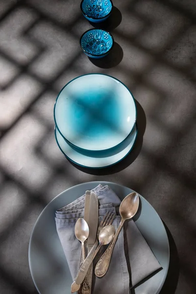Επιτραπέζια Σκεύη Διαφορετικά Πιάτα Γκρι Μπλε Χρώματα Σκούρο Τραπέζι Γεωμετρικά — Φωτογραφία Αρχείου