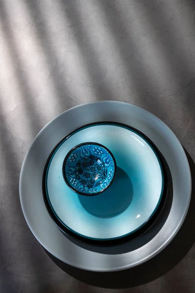 Посуда Различные Тарелки Серо Голубых Цветах Темном Столе Геометрическими Фигурами — стоковое фото