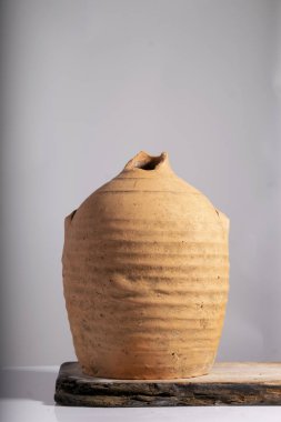 Antika seramik vazo parçası, tarihi kil çömlek.