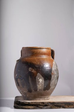 Antika seramik vazo parçası, tarihi kil çömlek.