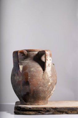 Antika seramik vazo parçası, tarihi kil çömlek.
