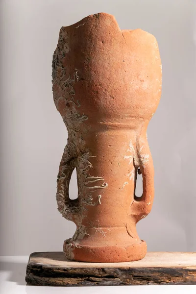 Antika seramik vazo parçası, tarihi kil çömlek.