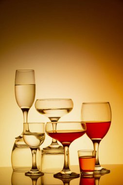 Renkli arkaplana karşı farklı boyutlarda cam eşyalar