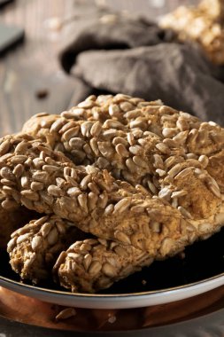 Ayçiçeği tohumlu ev yapımı ekmek çubukları.