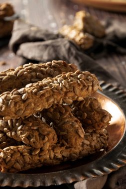 Ayçiçeği tohumlu ev yapımı ekmek çubukları.