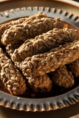 Ayçiçeği tohumlu ev yapımı ekmek çubukları.