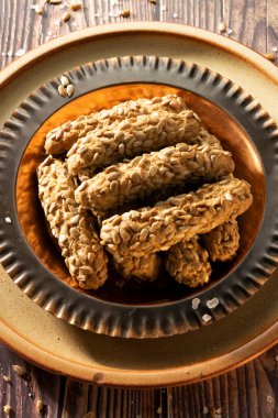 Ayçiçeği tohumlu ev yapımı ekmek çubukları.