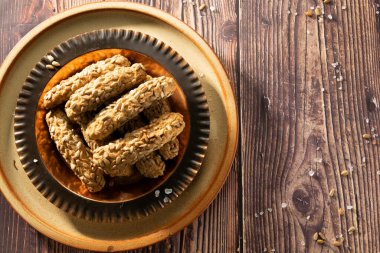 Ayçiçeği tohumlu ev yapımı ekmek çubukları.