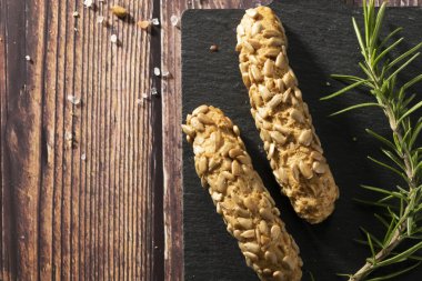 Ayçekirdeği ve biberiyeli ev yapımı ekmek çubukları.