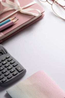 Masadaki hesap makinesi, gözlükler, kalem ve defter, finansal düzenleyici kavramı