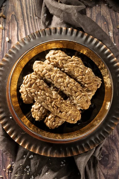 Ayçiçeği tohumlu ev yapımı ekmek çubukları.