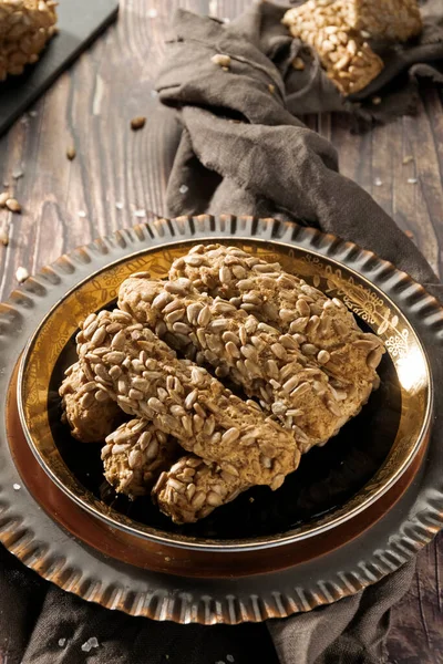 Ayçiçeği tohumlu ev yapımı ekmek çubukları.