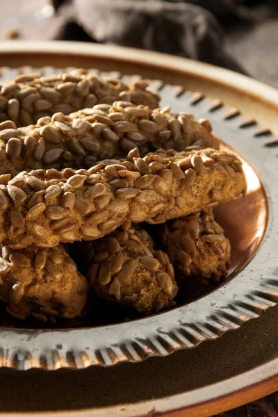 Ayçiçeği tohumlu ev yapımı ekmek çubukları.