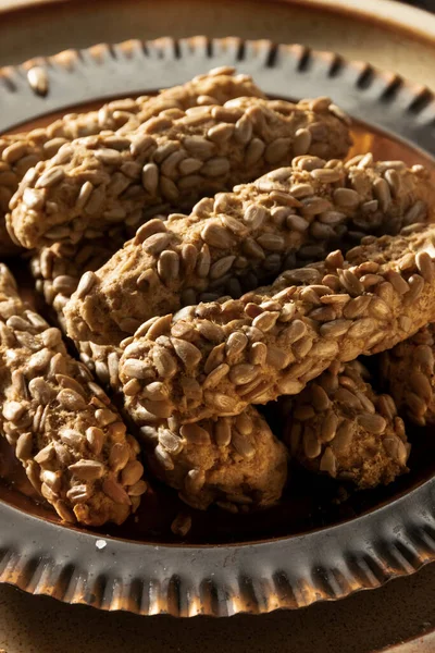 Ayçiçeği tohumlu ev yapımı ekmek çubukları.