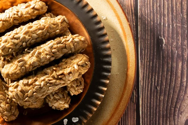 Ayçiçeği tohumlu ev yapımı ekmek çubukları.