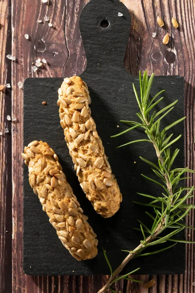 Ayçekirdeği ve biberiyeli ev yapımı ekmek çubukları.