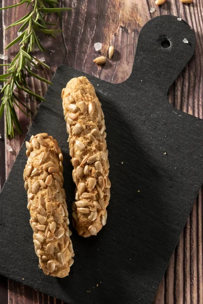 Ayçekirdeği ve biberiyeli ev yapımı ekmek çubukları.