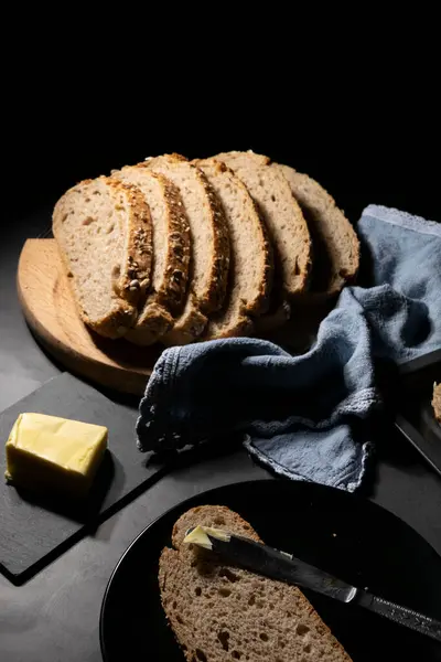 Pan Integral Rebanado Con Mantequilla Sobre Mesa Madera Rústica — Foto de Stock