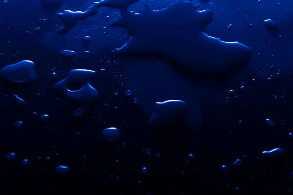 Absztrakt Kék Vízcseppek Sötét Felületen — Stock Fotó