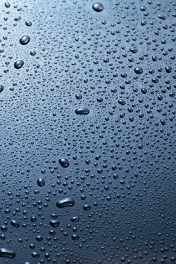 Soyut mavi su koyu yüzeye düşer