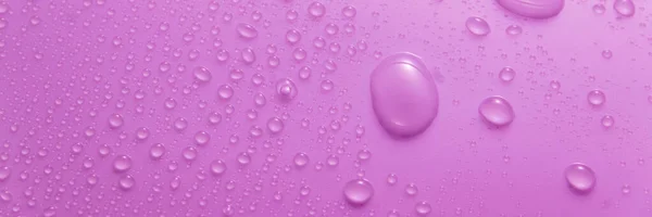 紫红色的水滴在光亮的表面上 — 图库照片
