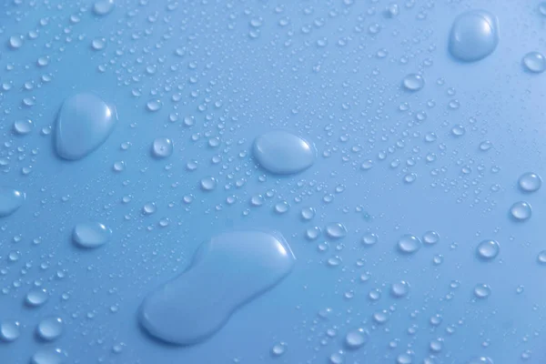 Mavi renkli su, parlak yüzeye düşer.