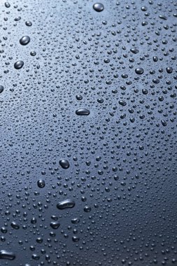 Soyut mavi su koyu yüzeye düşer