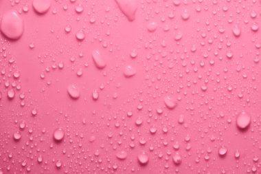 Mor renkli su, parlak yüzeye düşer.