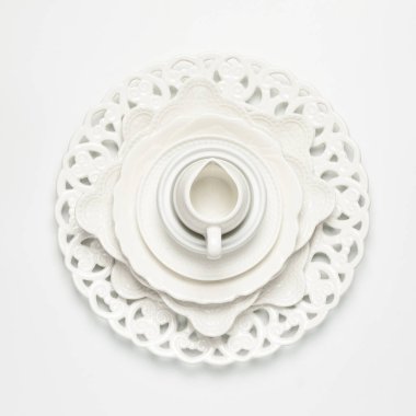 Beyaz sofra takımı, farklı boş porselen tabaklar.