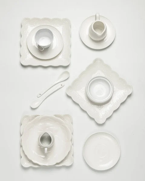 Fehér Asztali Áruk Különböző Üres Porcelán Ételek — Stock Fotó