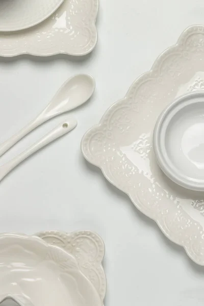 Fehér Asztali Áruk Különböző Üres Porcelán Ételek — Stock Fotó