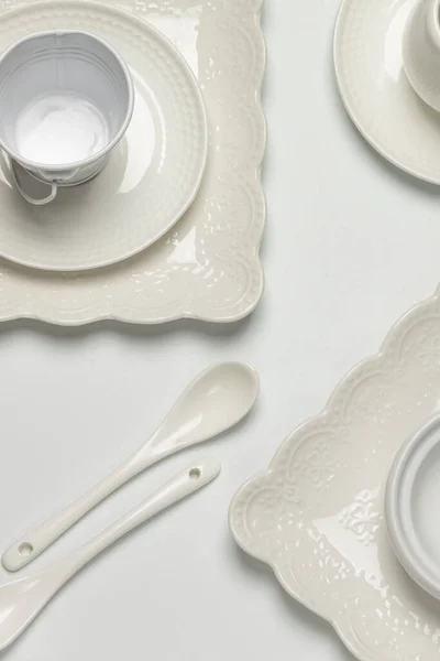 Белая Посуда Различные Пустые Фарфоровые Блюда — стоковое фото
