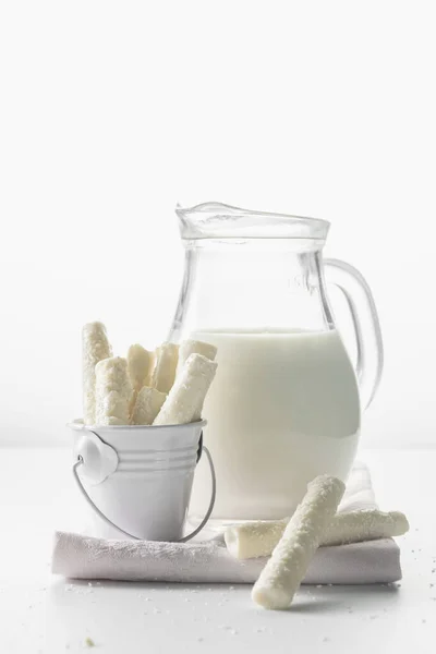 Krug Mit Milch Und Kokosflocken Süße Waffelbrötchen — Stockfoto