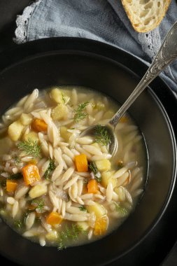 Sebze çorbası. Koyu kırsal yemek fotoğrafçılığı, sağlıklı gıda konsepti.