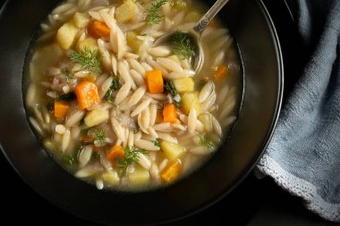 Sebze çorbası. Koyu kırsal yemek fotoğrafçılığı, sağlıklı gıda konsepti.