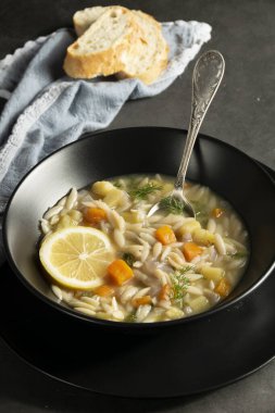 Sebze çorbası. Koyu kırsal yemek fotoğrafçılığı, sağlıklı gıda konsepti.