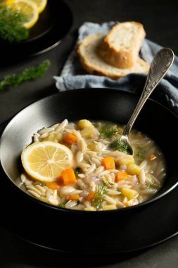 Sebze çorbası. Koyu kırsal yemek fotoğrafçılığı, sağlıklı gıda konsepti.