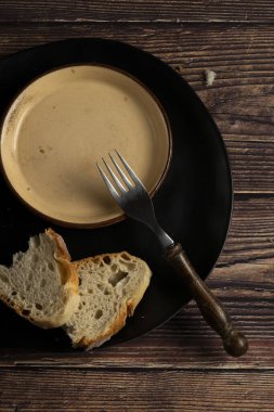 Boş tabak ve ahşap kırsal masa, ekonomik yoksulluk kavramı.