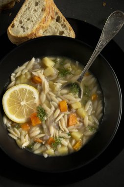 Sebze çorbası. Koyu kırsal yemek fotoğrafçılığı, sağlıklı gıda konsepti.