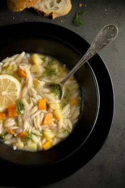 Sebze çorbası. Koyu kırsal yemek fotoğrafçılığı, sağlıklı gıda konsepti.