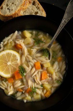 Sebze çorbası. Koyu kırsal yemek fotoğrafçılığı, sağlıklı gıda konsepti.