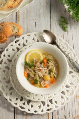 Sebze çorbası. Beyaz kırsal yiyecek fotoğrafçılığı, kır evi tasarımı