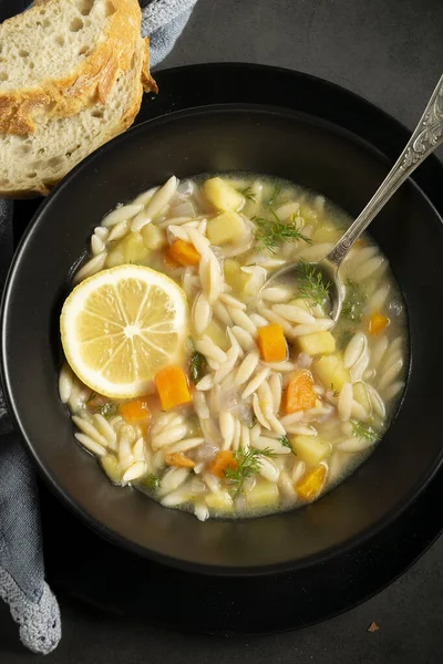 Sebze çorbası. Koyu kırsal yemek fotoğrafçılığı, sağlıklı gıda konsepti.