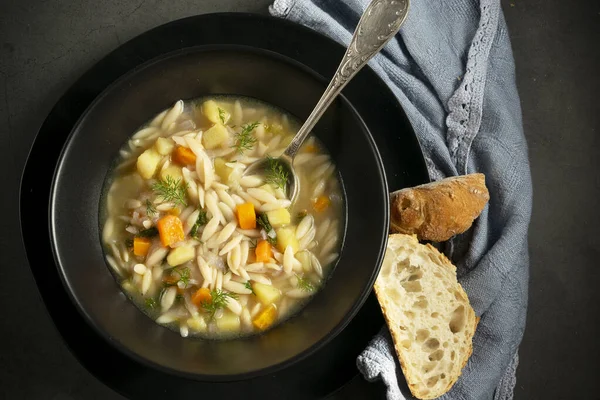 Sebze çorbası. Koyu kırsal yemek fotoğrafçılığı, sağlıklı gıda konsepti.