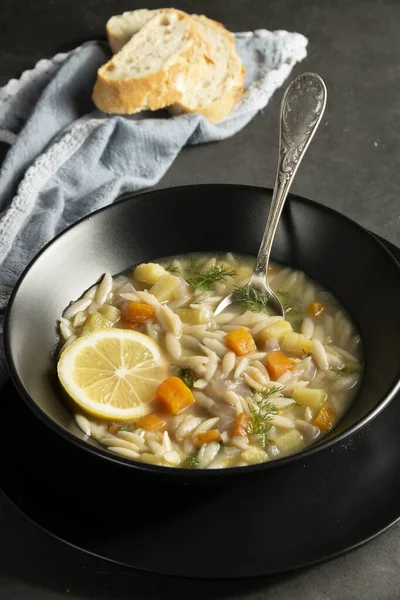 Sebze çorbası. Koyu kırsal yemek fotoğrafçılığı, sağlıklı gıda konsepti.